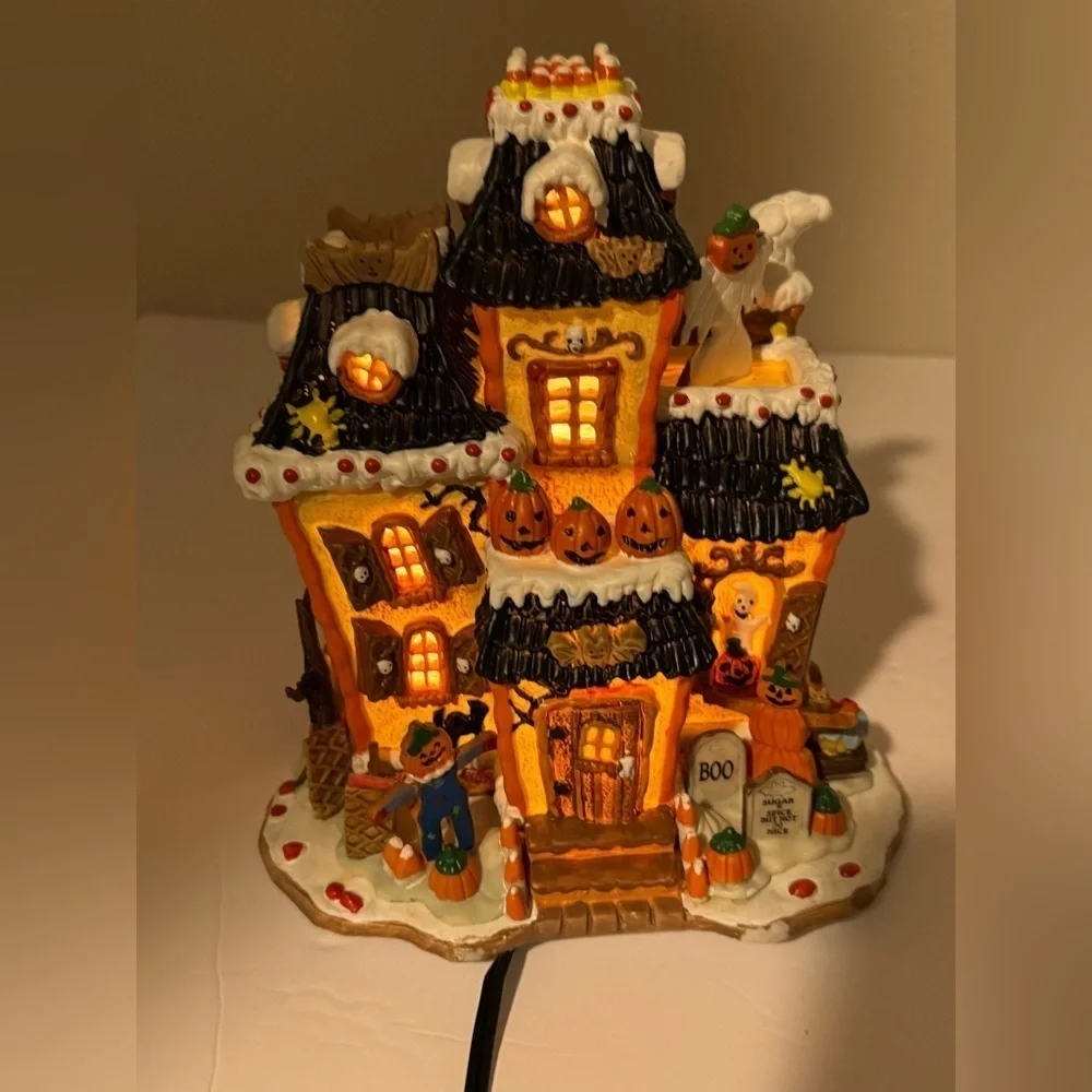 Lemax Not-So-Nice Manor Halloween Village porcelain Lighted House Spooky Town